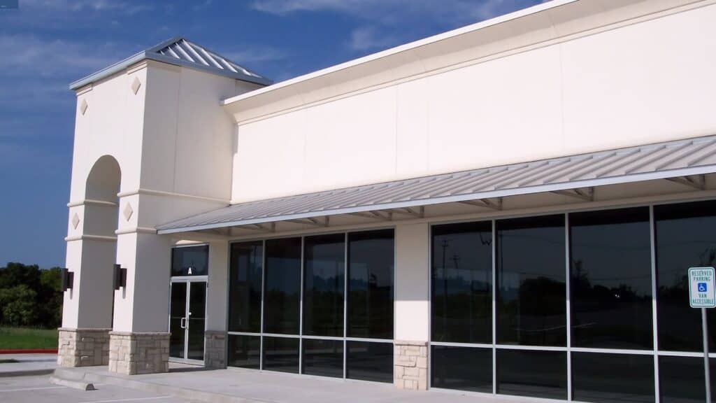 Exterior commercial painting: freshly painted commercial building facade