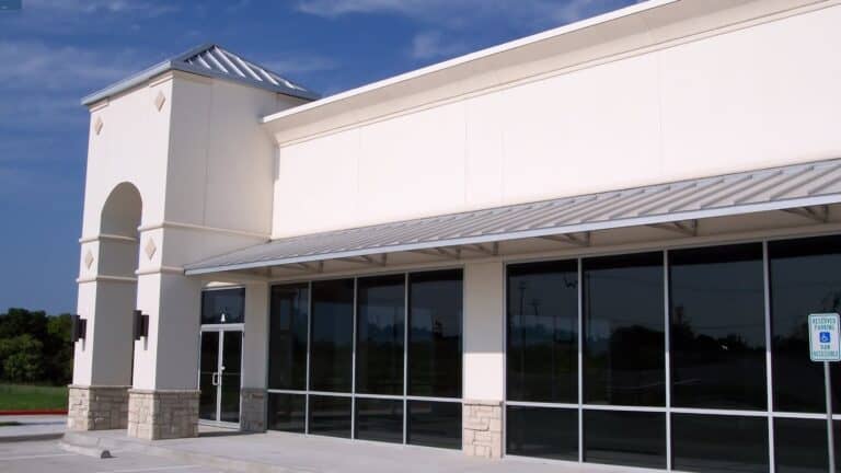 Exterior commercial painting: freshly painted commercial building facade